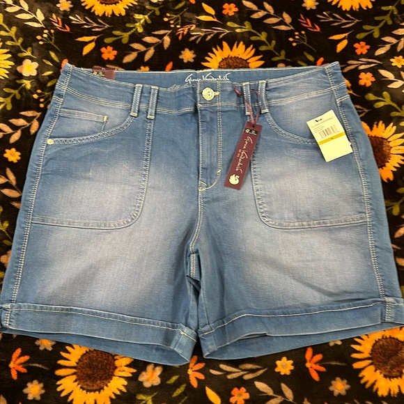 Brand new Gloria Vanderbilt Keegan short - Picture 2 of 5